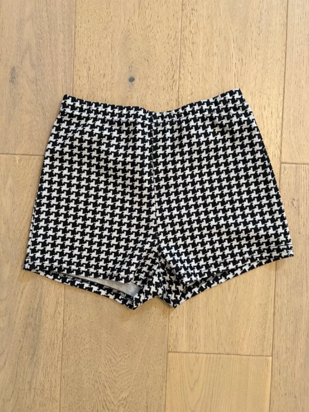 High-Waisted Houndstooth Short Shorts - Picture 2 of 4